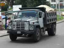 Ein alter International Kipper LKW in einer Stadt in den Ecadorianischen Anden am 09.02.2011.