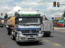 Ein Mercedes-Benz Actros ´97 am 09.02.2011 auf der Pan Americana gen Sden zwischen Quito und Ambato.