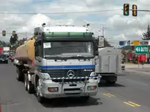 Ein Mercedes-Benz Actros ´97 am 09.02.2011 auf der Pan Americana gen S�den zwischen Quito und Ambato.