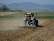 Case 5130, Allradschlepper beim Eggen, Mrz 2011