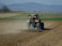 Case 5130, Allradschlepper beim Eggen, M�rz 2011