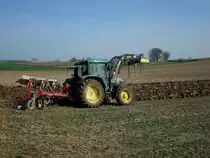 John Deere 6210, mit 3-Schar-Wendepflug bei der Arbeit und angebautem Frontlader, M�rz 2011