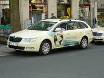 Taxi des Herstellers Skoda wirbt fr die  Fuldaer Zeitung , gesehen in Fulda im April 2011
