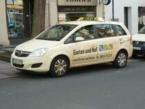 Taxi von Opel wirbt fr  Garten und Hof , gesehen in Fulda im April 2011