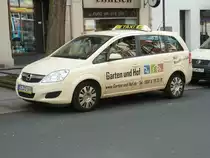 Taxi von Opel wirbt f�r  Garten und Hof , gesehen in Fulda im April 2011