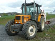 Renault 103-54 mit angebauter Feldspritze gesehen in 36088 Hnfeld, April 2011