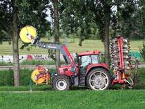 CASE 160 tuckert vollgepackt entlang des Amsterdam-Rijnkanaal;100903