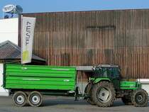 DEUTZ-FAHR DX6.06 mit gleichfarbigem Einachstandemkipper;110326