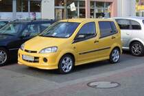 Der Daihatsu YRV hat eine interessante, stufig abgesetzte Fensterlinie. So kann man ein keilfrmiges Design ohne hintere  Sehschlitze  realisieren. (Krefeld, 14.4.11)