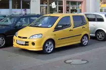 Der Daihatsu YRV hat eine interessante, stufig abgesetzte Fensterlinie. So kann man ein keilf�rmiges Design ohne hintere  Sehschlitze  realisieren. (Krefeld, 14.4.11)