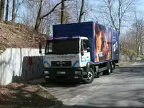 Da konnte man nur hoffen das der Fahrer nicht vergessen hatte,die Bremse anzuziehen,sonst schade um das Bier !.Diesen MAN-Kasten-LKW fotografierte ich in Bergen/R�gen,in einer absch�ssigen Stra�e,am 10.April 2011.