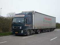 Ein ungarischer VOLVO-LKW im Fhrhafen Sassnitz-Mukran am 11.04.2008