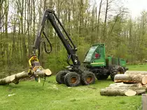 Ein John Deere 1270 D – Harvester bei der Arbeit. An dem Kran ist ein Greifer mit dem die St�mme festgehalten werden und eine Kettens�ge um das Holz auf L�nge zu schneiden. 
