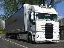 15.04.2011: .. wie der freundliche Fahrer mir versicherte, hat er die Front seines Iveco Stralis 450 Whiteliner auf eigene Kosten umgestaltet...