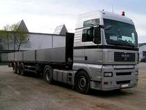 MAN mit Pritschensattelauflieger vor der Rieder Messehalle Nr.4110406