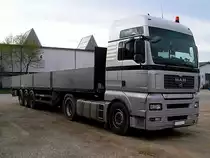 MAN mit Pritschensattelauflieger vor der Rieder Messehalle Nr.4110406