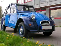 Citroen 2CV6 Spezial vor der Kaufm�nnischen Berufsschule in Ried;110414
