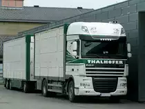 DAF XF105.460 von Thalhofer wartet vor den FIH-Stallungen auf die Bereitstellung von Zuchtrindern;110414