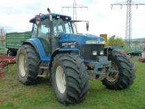 New Holland 8970 steht bei einem Landmaschinenh�ndler in 36088 H�nfeld, April 2011
