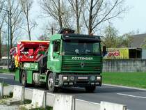 RENAULT mit Hydraulikkran karrt eine S�maschine zu einem Landmaschinenh�ndler;110408