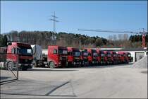 Fahrzeugfuhrpark eines Baustofflieferanten in Horlecke: Actros 1841, DAF XF95, Actros 1843, 2541, Mercedes Axor, DAF CF, und MAN TGA.
