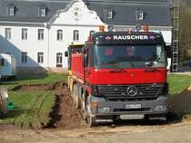 Mercedes Benz Actros 4140 holt am 18.04.2011 beim Chemnitzer Schloß Rabenstein Erdaushub ab.