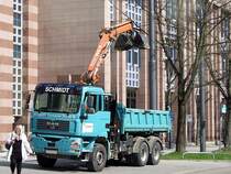 MAN TGA26.350 hantiert mit der Hydraulik-Baggerschaufel im M�nchner Stadtgebiet;110329