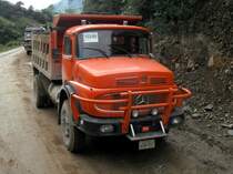 Ein sch�ner, alter Mercedes Hauber als Kipper im normalen Tagesdienst in Ecuador am 15.02.2011.