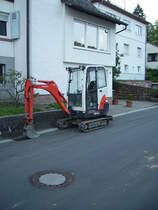 Ein kleiner Bagger am 19.04.11 in Neckargem�nd 