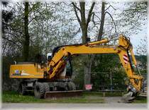 Liebherrbagger geniesst am 16.04.2011 seine Wochenendruhe.