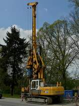 In Wiltz werden im Moment gr�ssere Stra�enarbeiten durchgef�hrt, ich denke mir dass diese Machine eingesetzt wird, um die schr�gen B�schungsstreifen zu befestigen. 16.04.2011  