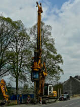 In Wiltz werden im Moment gr�ssere Stra�enarbeiten durchgef�hrt, ich denke mir dass diese Machine eingesetzt wird, um die schr�gen B�schungsstreifen zu befestigen. 16.04.2011