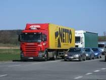 SCANIA-Sattelzug warten an einer Kreuzung,am 15.April 2011,auf der B96 bei Bergen/R�gen.