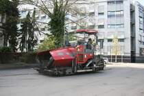 Asphaltfertiger, in Hannover am 12.04.2011.