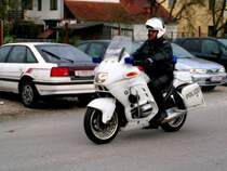  Weisse-Maus  eskortiert anlsslich des O-Derby einige Fan-Busse zum Rieder Stadion; 080412