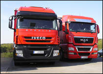 18.04.2011: zwei ungleiche Br�der blitzblank beim Gruppenfoto...Iveco-Stralis 420 und MAN TGX 26.440 geh�ren zum gleichen Unternehmen..