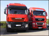 18.04.2011: zwei ungleiche Br�der blitzblank beim Gruppenfoto...Iveco-Stralis 420 und MAN TGX 26.440 geh�ren zum gleichen Unternehmen..