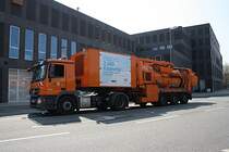 Mercedes Axor Entsorgsspezialfahrzeug unterwegst in Hannover am 20.04.2011.