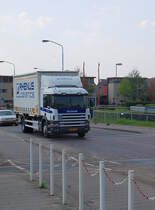 Am Bahn�bergang Broekestraat in Venlo kam dieser Scania 94o mit einer Wechselbr�cke der Firma Rhenus am Karfreitag den 22.April 2011 gefahren.
Der Karfreitag ist in den Niederlanden kein Feiertag und die Venloer nenne ihn auch scherzeshalber Duitsedaag (Deutschentag), weil unser Landsleute in Schaaren einfallen und kaufen wie die beklo....;-)!