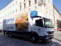 ATEGO 1526 parkt vor dem Rieder Rathaus, und stellt einigen Lokalen frische Waren zu;110423