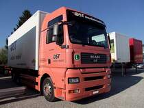 MAN TGA26.440 wird in Ried den leeren Wechselcontainer gegen die bereits mit M�belst�cken beladenen tauschen;110420