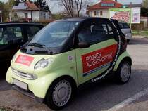 SMART  eines Augenoptikers auf einem geb�hrenfreien Parkplatz;110416