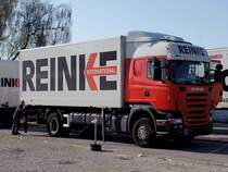 SCANIA-R380 holt einen mit M�belst�cken beladenen Wechselcontainer in Ried ab;110420