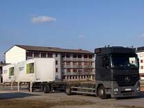 ACTROS-1836 schiebt Millimetergenau seinen H�nger unter die in Ried bereitgestellten M�belcontainer;110311