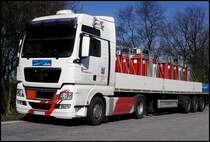 21.03.2011: MAN - Pritschenwagen in XXL -Ausfhrung (ohne Typ.-Bezeichn.) beladen mit Linde Produkten...