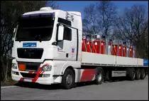 21.03.2011: MAN - Pritschenwagen in XXL -Ausf�hrung (ohne Typ.-Bezeichn.) beladen mit Linde Produkten...