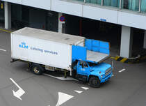 KLM Ford F700. Schiphol Lufthafen Amsterdam am 13-03-2011.