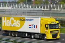 DAF XF der Firma HaCas. Fotografiert auf der A4 bei Leiderdorp, Niederlande am 18-04-2011.