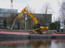 JCB JS260 Bagger auf ein Schiff. Fotografiert in Leiden, Niederlande am 26-03-2010.