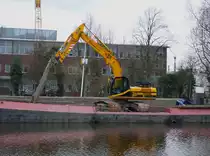 JCB JS260 Bagger auf ein Schiff. Fotografiert in Leiden, Niederlande am 26-03-2010.